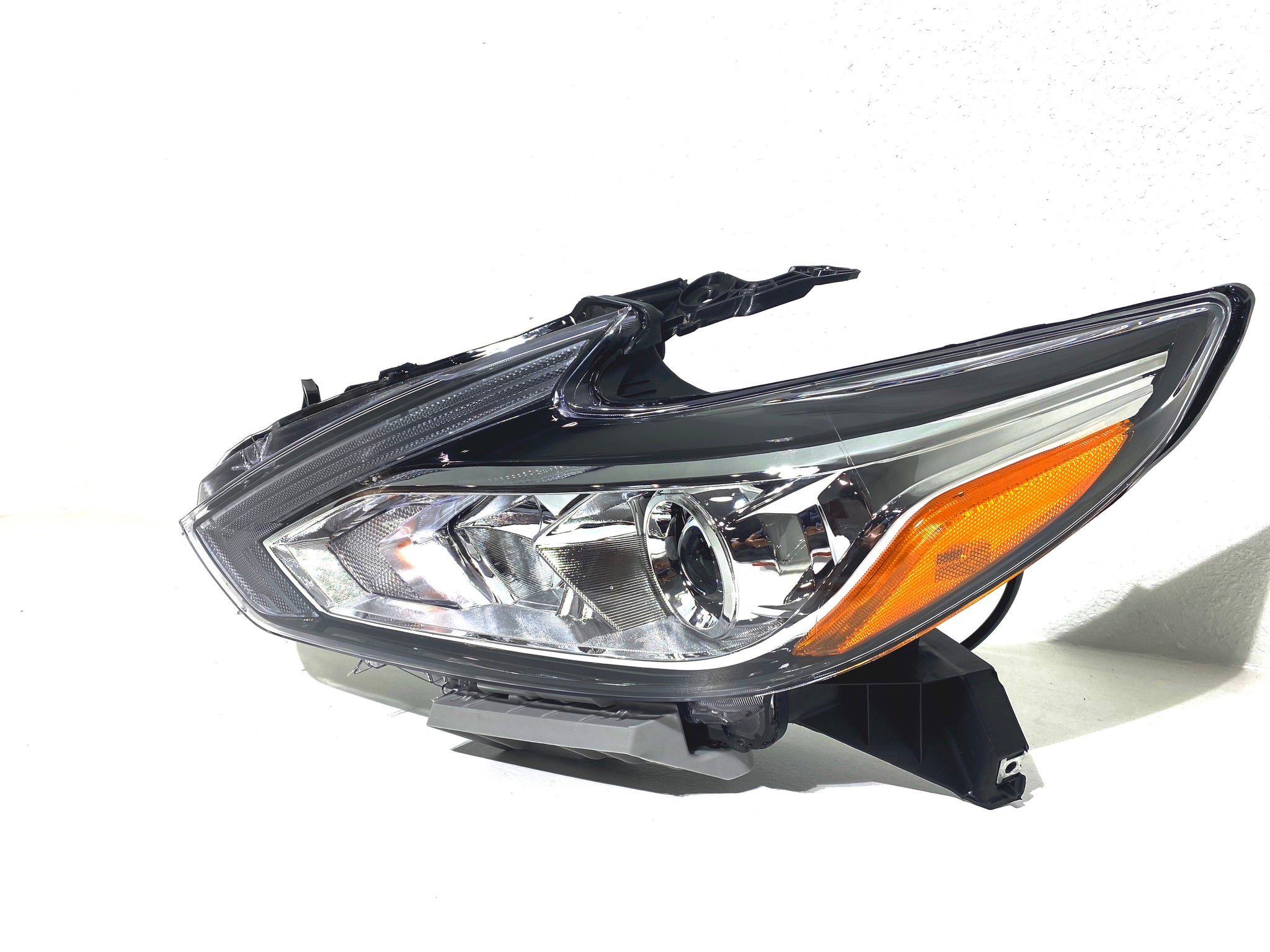 thumbnail image 2 of Left Driver Side Halogen Headlight For 2016-2018 Nissan Altima – Replacement W/o LED (Mid Valley) 2 of 4